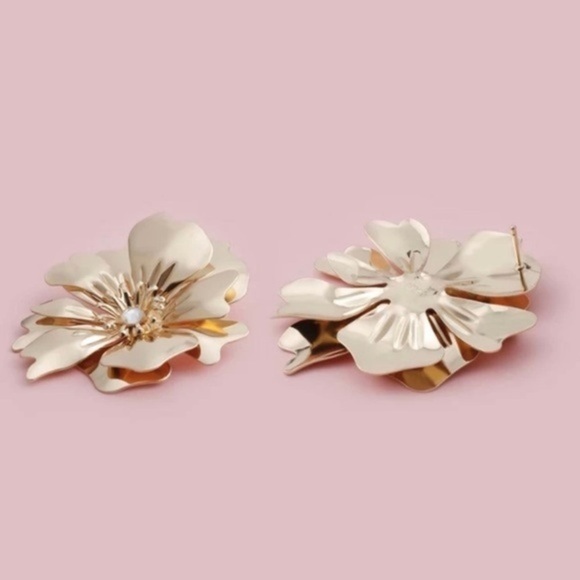 3/$30 💛 Exaggerated Flower Stud Earrings - Picture 5 of 7